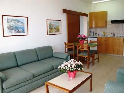 לרנקה Sun Hall Beach Hotel Apartments